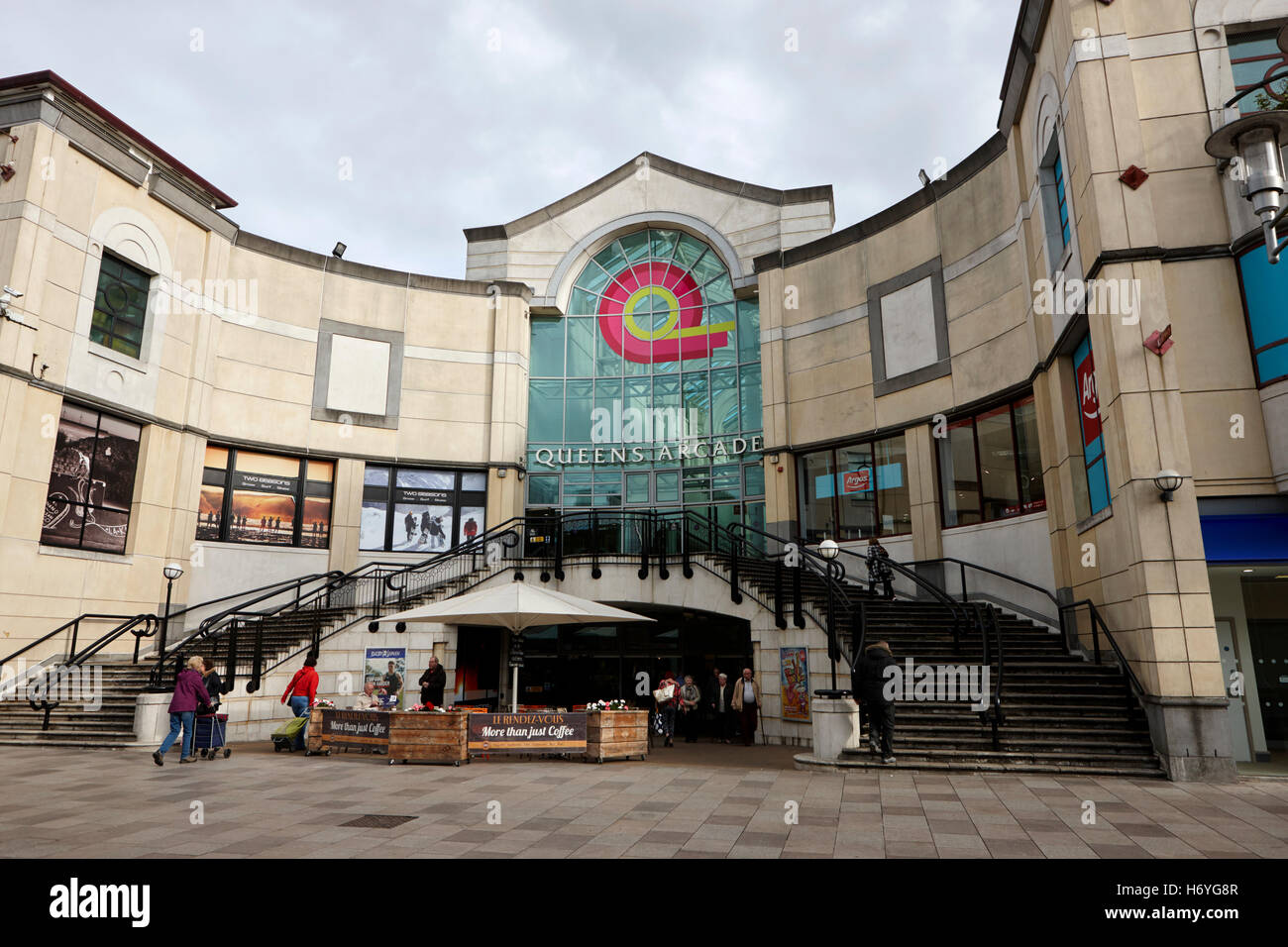 Queens arcade shopping centre Cardiff Galles Regno Unito Foto Stock