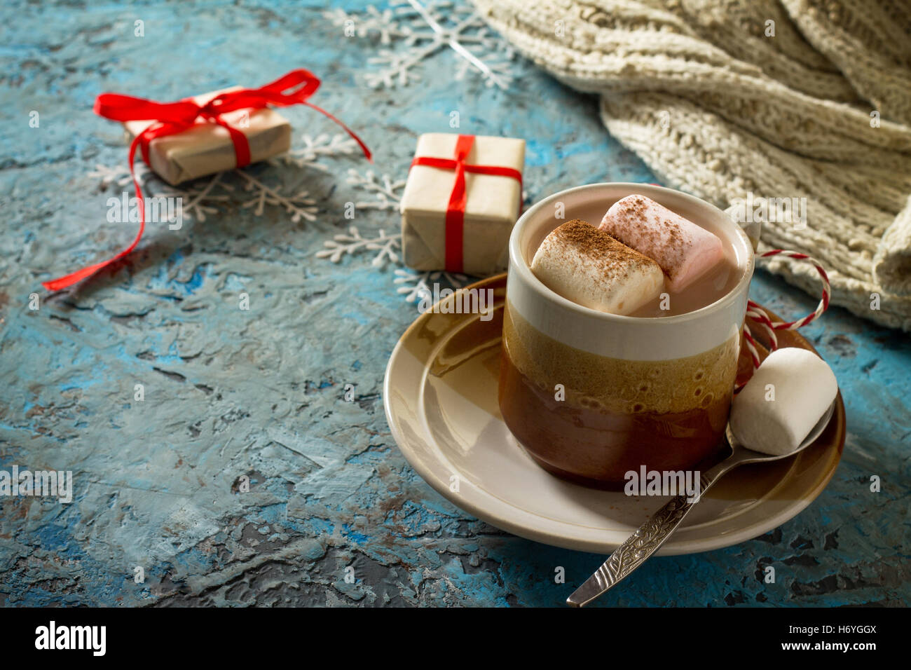 L'inverno. Una tazza di cioccolata calda con marshmallows e regali di Natale. Mattina stagionali per rilassarsi e ancora i concetti di vita. Foto Stock