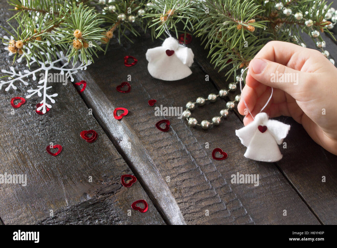 Creare Bambino Regali di Natale toy little angel in decorazioni natalizie.  Forbici, tamponi di cotone, cucire su un tavolo di legno. Chi Foto stock -  Alamy