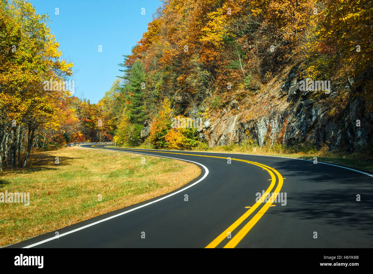 Bellissimo Colore di autunno lungo il Richard B. Russell autostrada panoramica tra le Blue Ridge Mountains del North Georgia, Stati Uniti d'America. Foto Stock