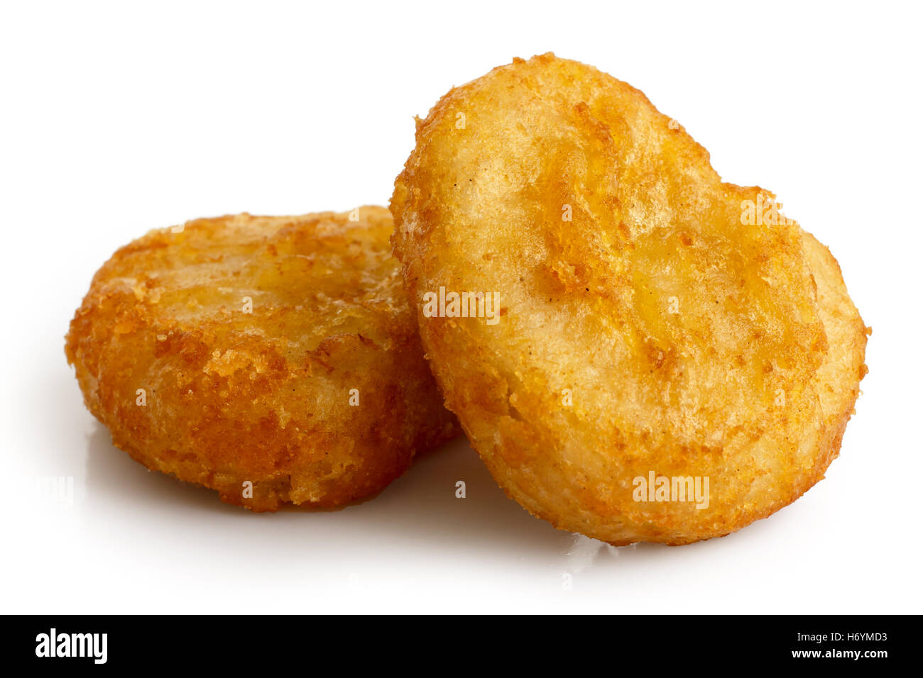 Due golden fritte martoriata pepite di pollo isolato su bianco in prospettiva. Foto Stock