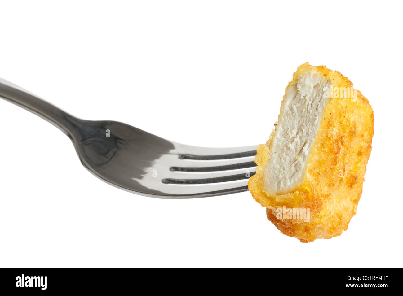 Singolo golden fritte pollo martoriato nugget su una forcella isolato su bianco. Il taglio di carne che mostra di texture. Foto Stock