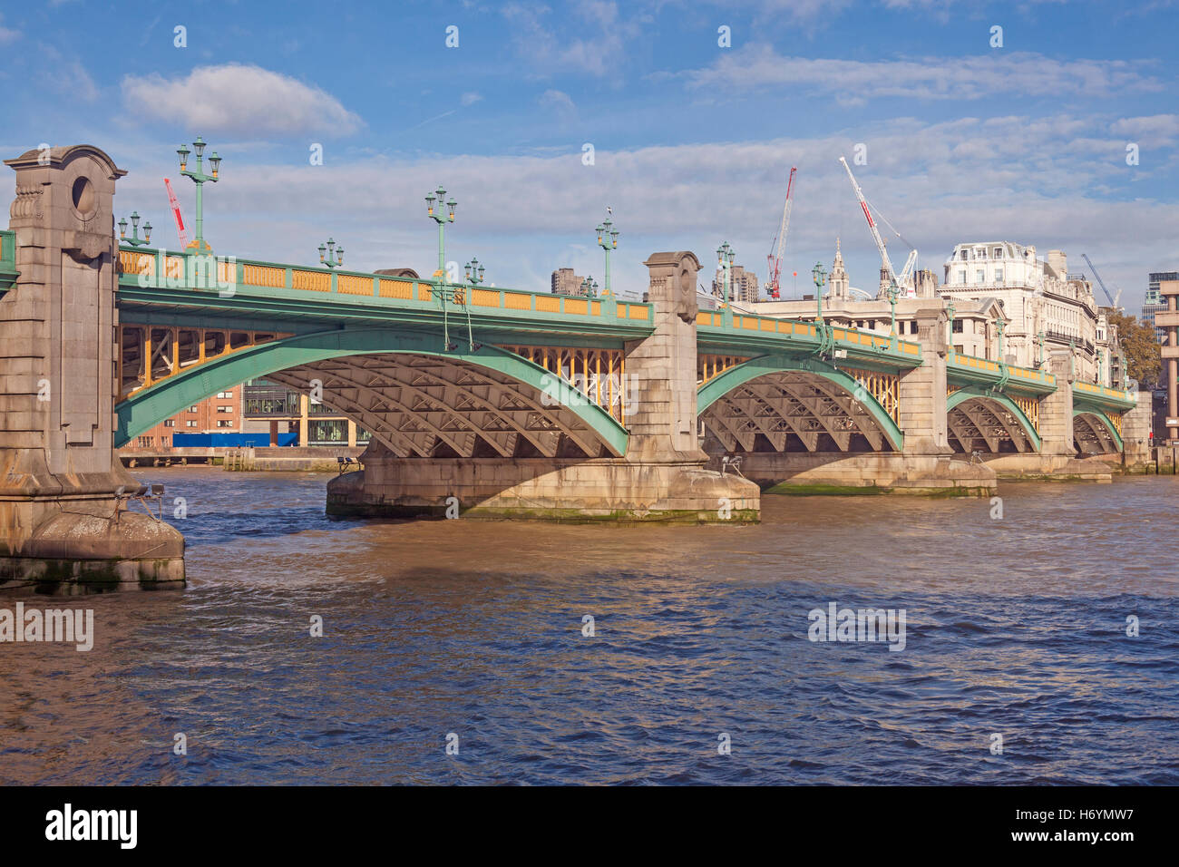 London Southwark Southwark Bridge visto dal Bankside sul Tamigi' south bank Foto Stock