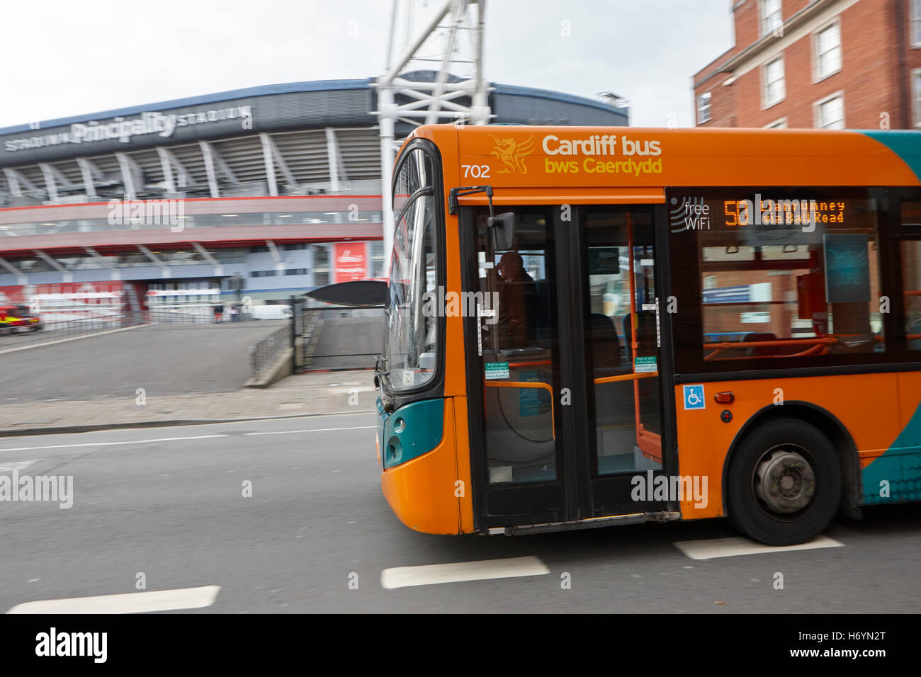 Cardiff bus trasporto pubblico passando al Millennium Stadium Cardiff city centre Galles Regno Unito sfocatura del movimento Foto Stock