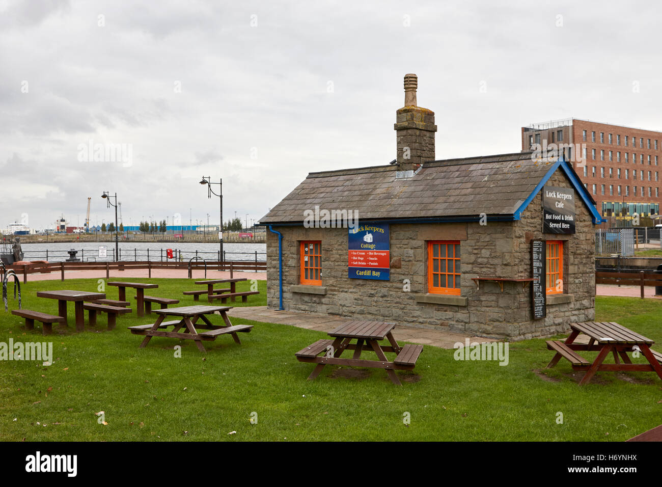 Bloccare i detentori cafe per la baia di Cardiff Galles Regno Unito Foto Stock