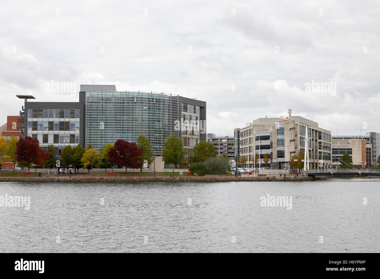 Montaggio quadrato e ross house edifici di uffici commerciali sul bacino roath su nuvoloso giorno per la baia di Cardiff Galles Regno Unito Foto Stock