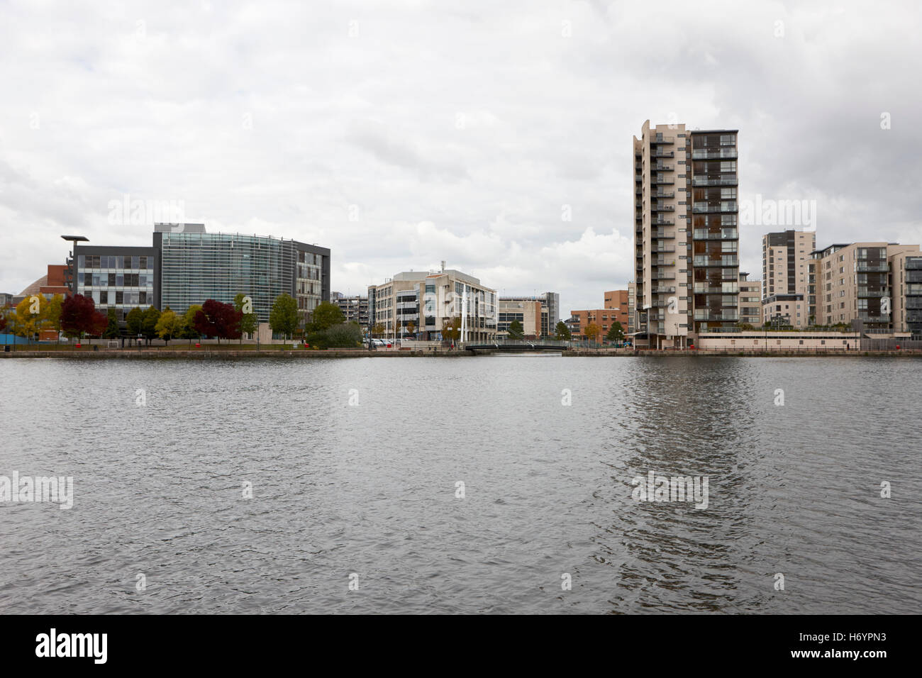 Scott Harbour Appartamento di lusso e di edifici commerciali sul bacino roath su nuvoloso giorno per la baia di Cardiff Galles Regno Unito Foto Stock