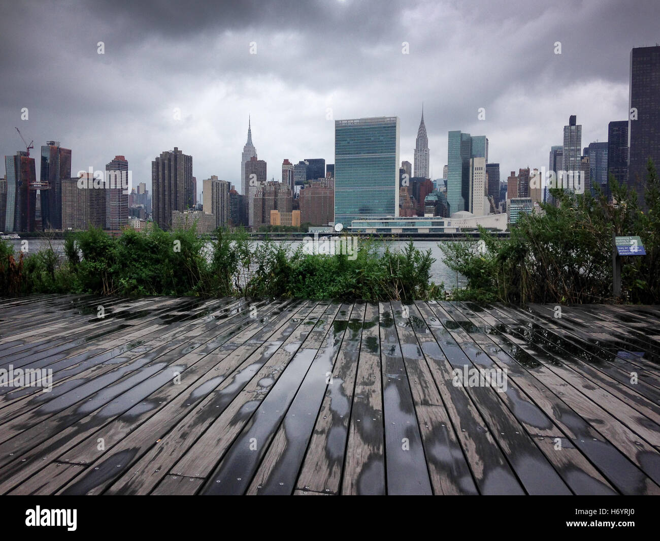 L'umore. Vista su Manhattan dalla Queens dopo la pioggia. Foto Stock