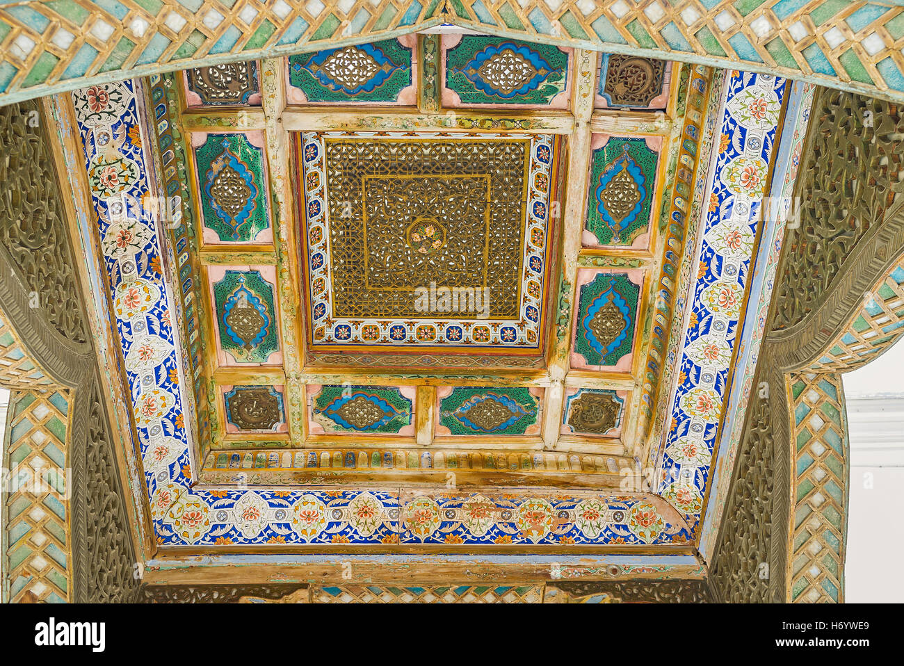 Il soffitto intagliato del portico a harem entrata di Sitorai Mokhi-Khosa Palace si affaccia sulla piscina Foto Stock