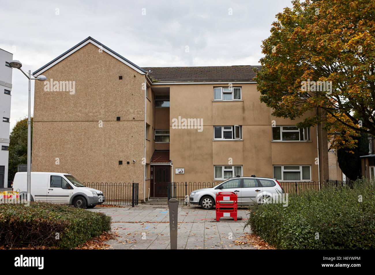 Alloggi sociali area di butetown bute street e west vicino la baia di Cardiff Galles Regno Unito Foto Stock