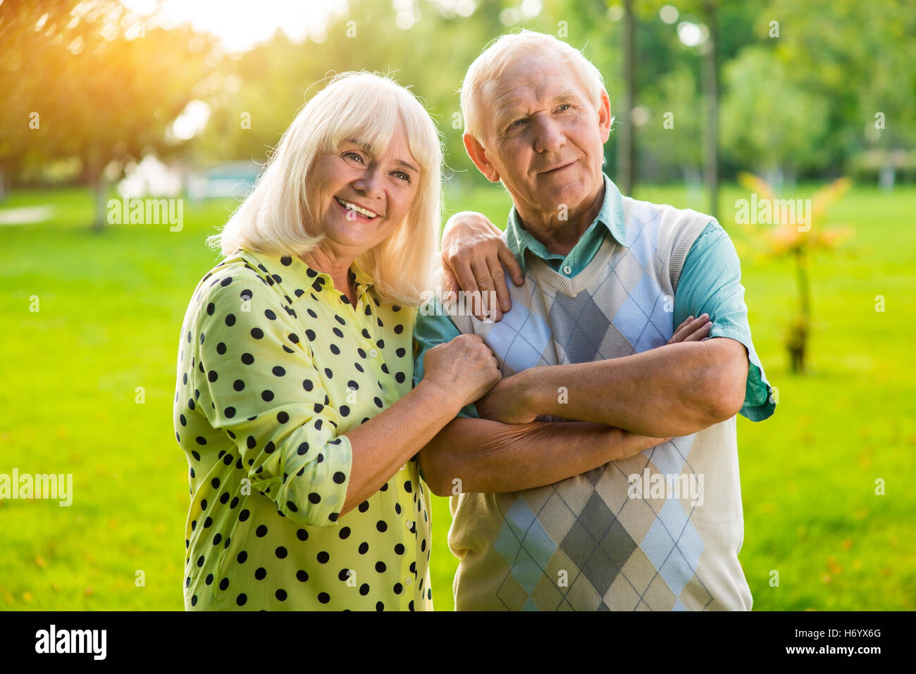 Coppia senior sul background del parco. Foto Stock