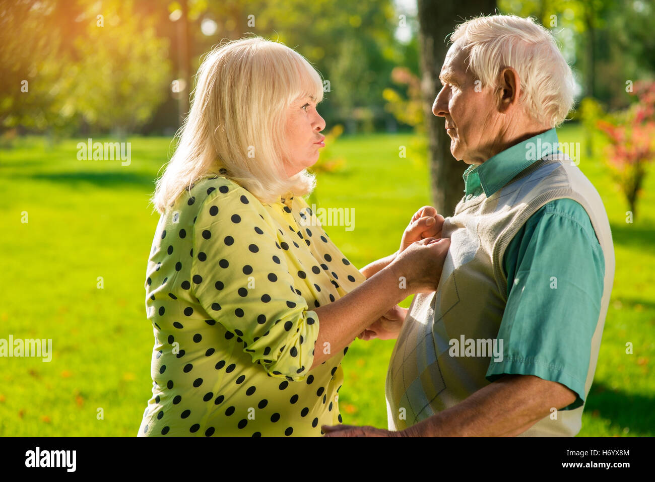 Coppia senior è sostenendo. Foto Stock