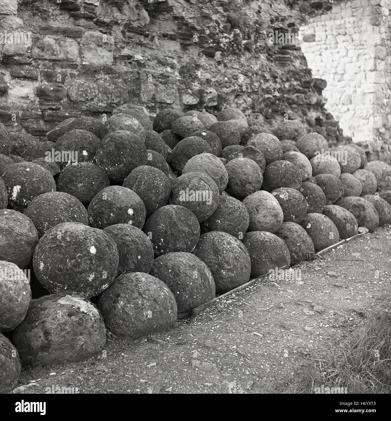 Degli anni Cinquanta, storico antico le palle di cannone impilate una sull'altra, Inghilterra. Foto Stock