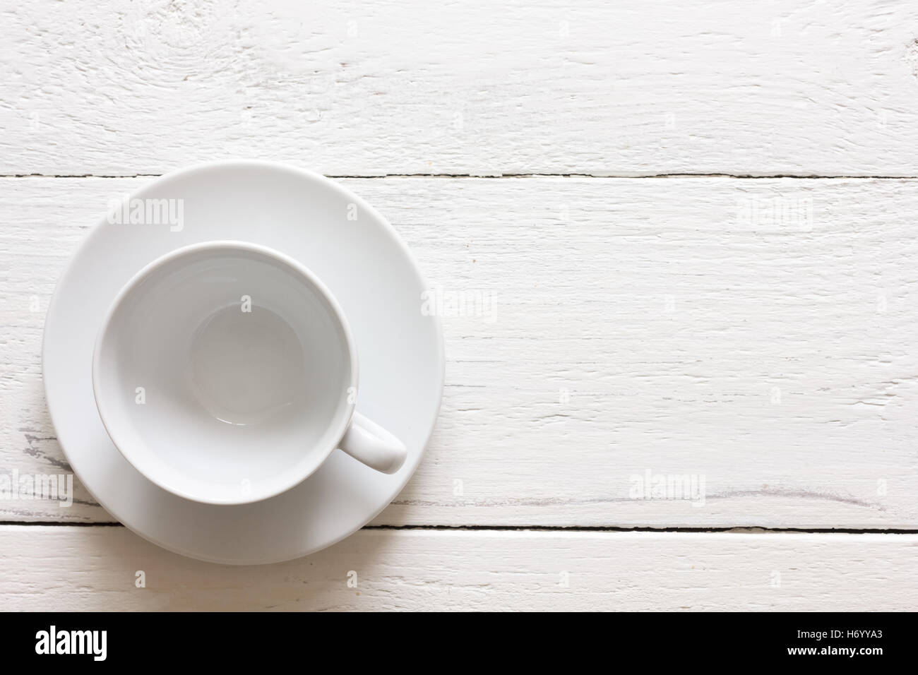 Svuotare tazza da caffè con piattino rustico in legno dipinto. Da sopra. Foto Stock