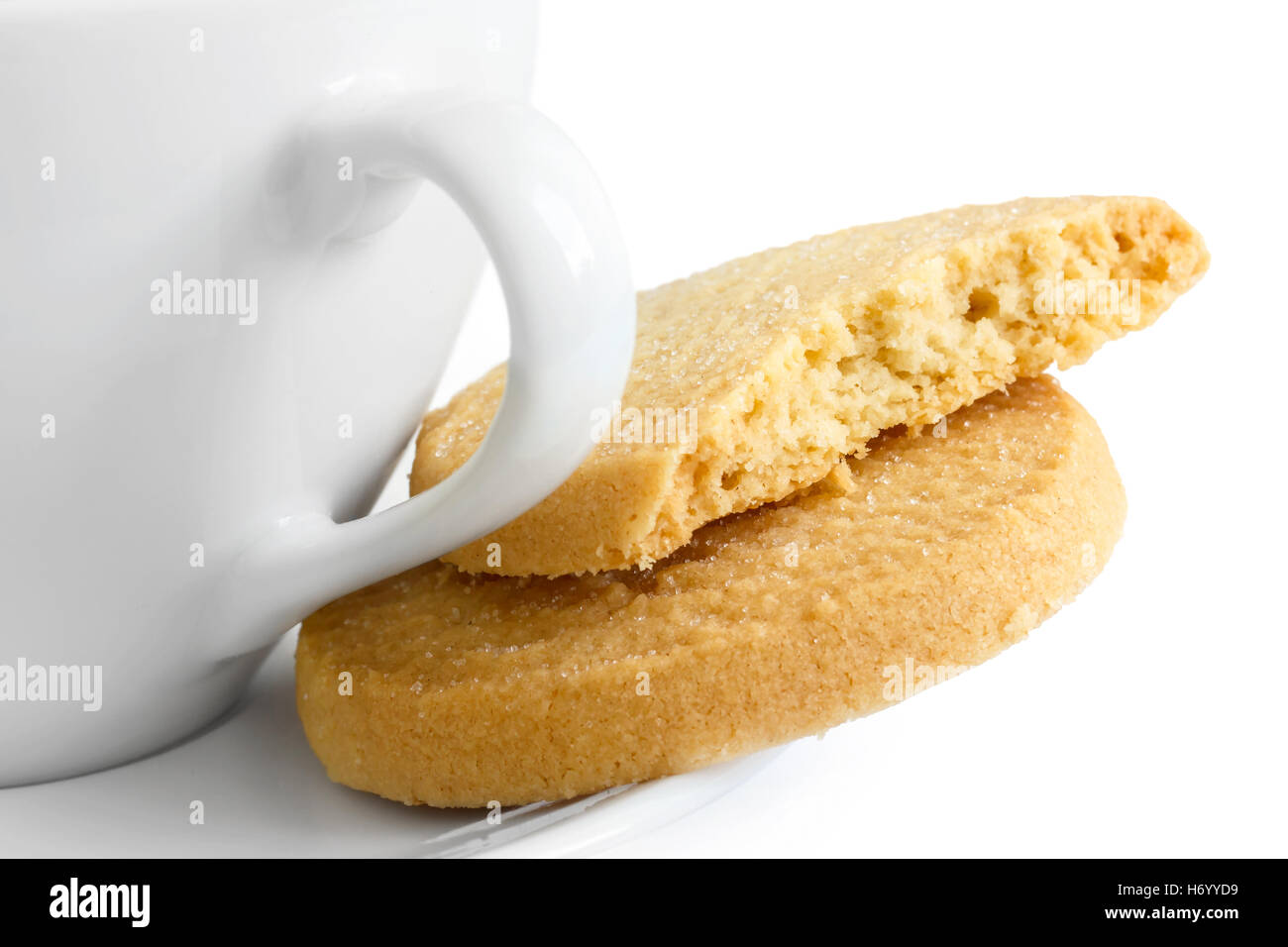 Dettaglio di un bianco tazza ceramica con biscotti frollini. Foto Stock