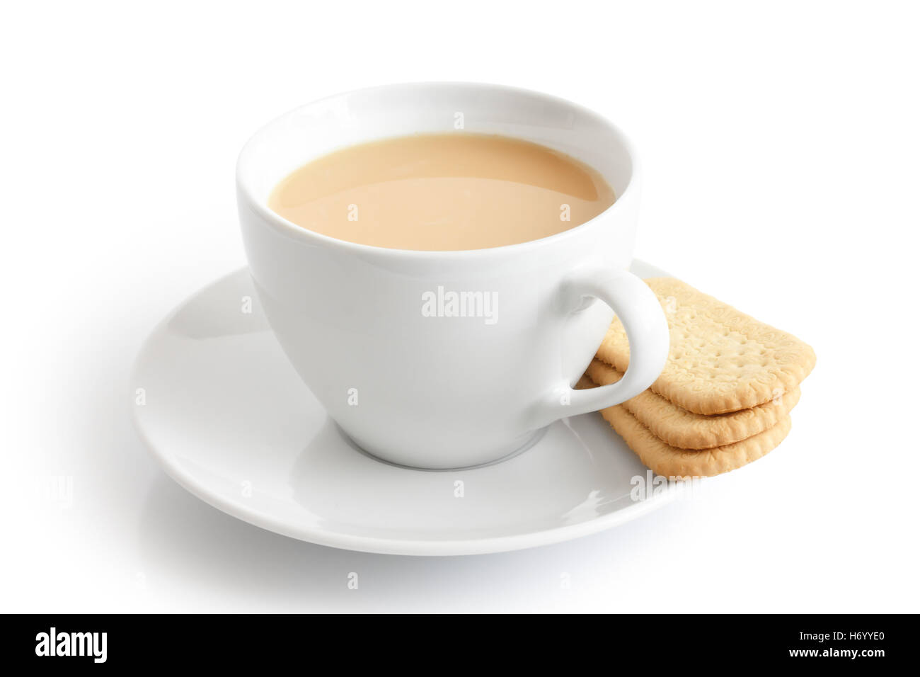Bianco tazza ceramica con piattino con tè e biscotti di dito. Isolato. Foto Stock