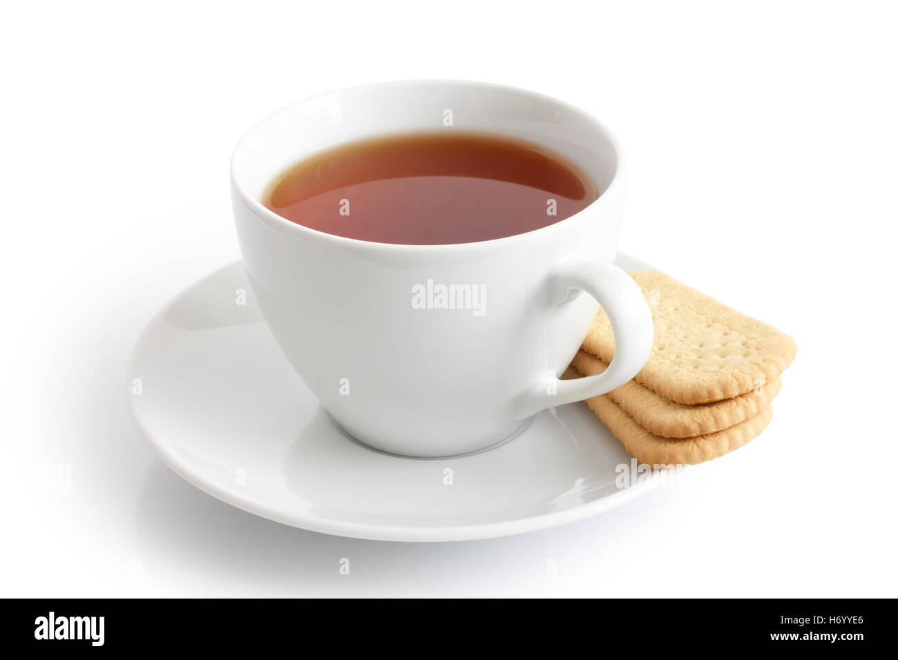 Bianco tazza ceramica con piattino con tè e biscotti di dito. Isolato. Foto Stock