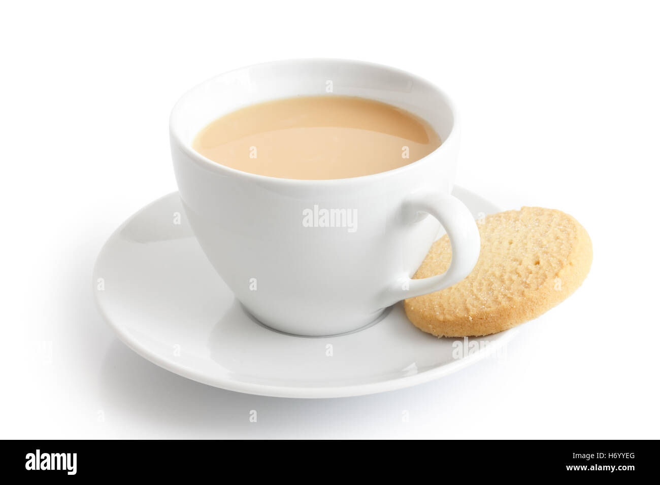 Bianco tazza ceramica con piattino con tè e biscotti frollini. Isolato. Foto Stock