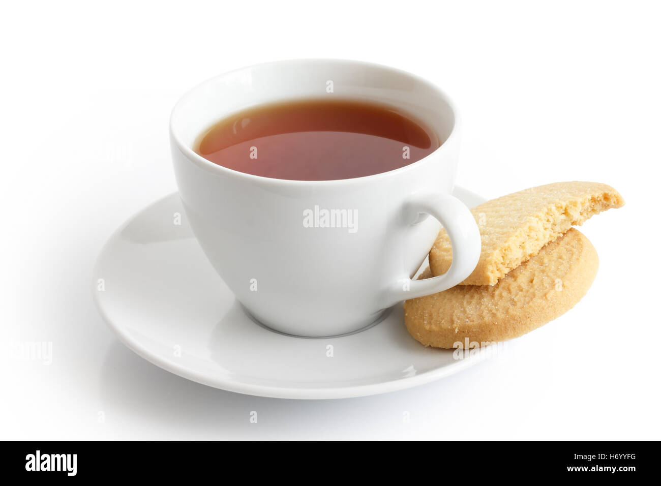 Bianco tazza ceramica con piattino con tè e biscotti frollini. Isolato. Foto Stock