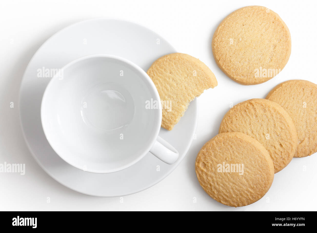 Bianco vuoto tazza e piattino con biscotti frollini dal di sopra. Foto Stock