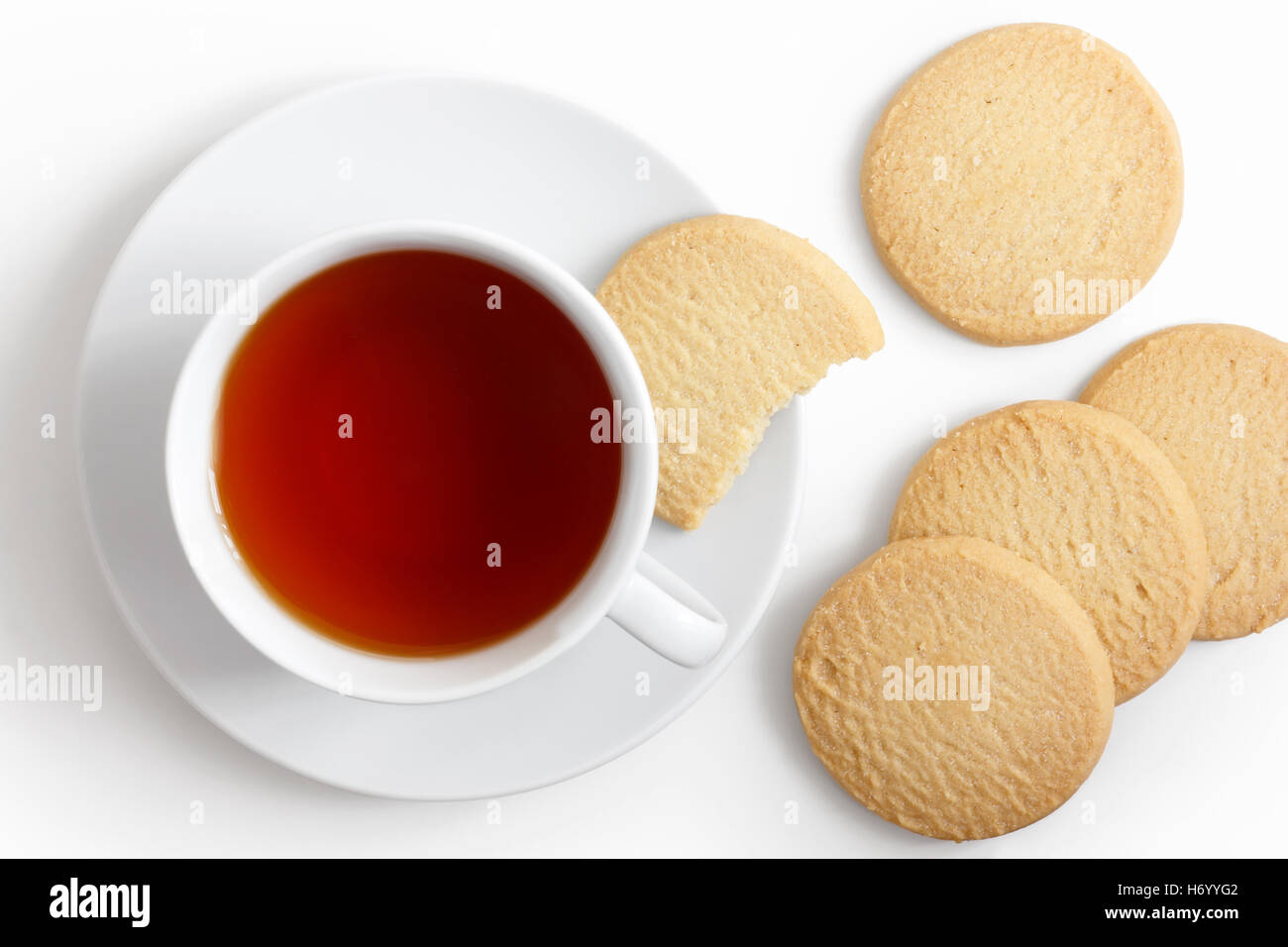 White tazza di tè e caffè e piattino con biscotti frollini dal di sopra. Foto Stock