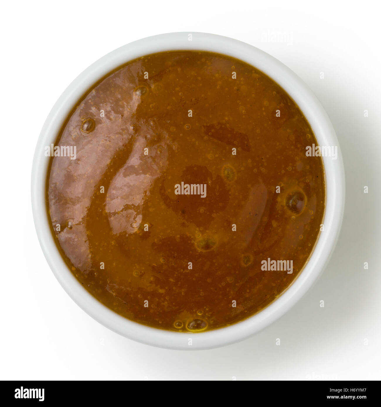 Di piccole dimensioni e di colore bianco vasetto di salsa al curry dip, dall'alto isolato su bianco. Foto Stock