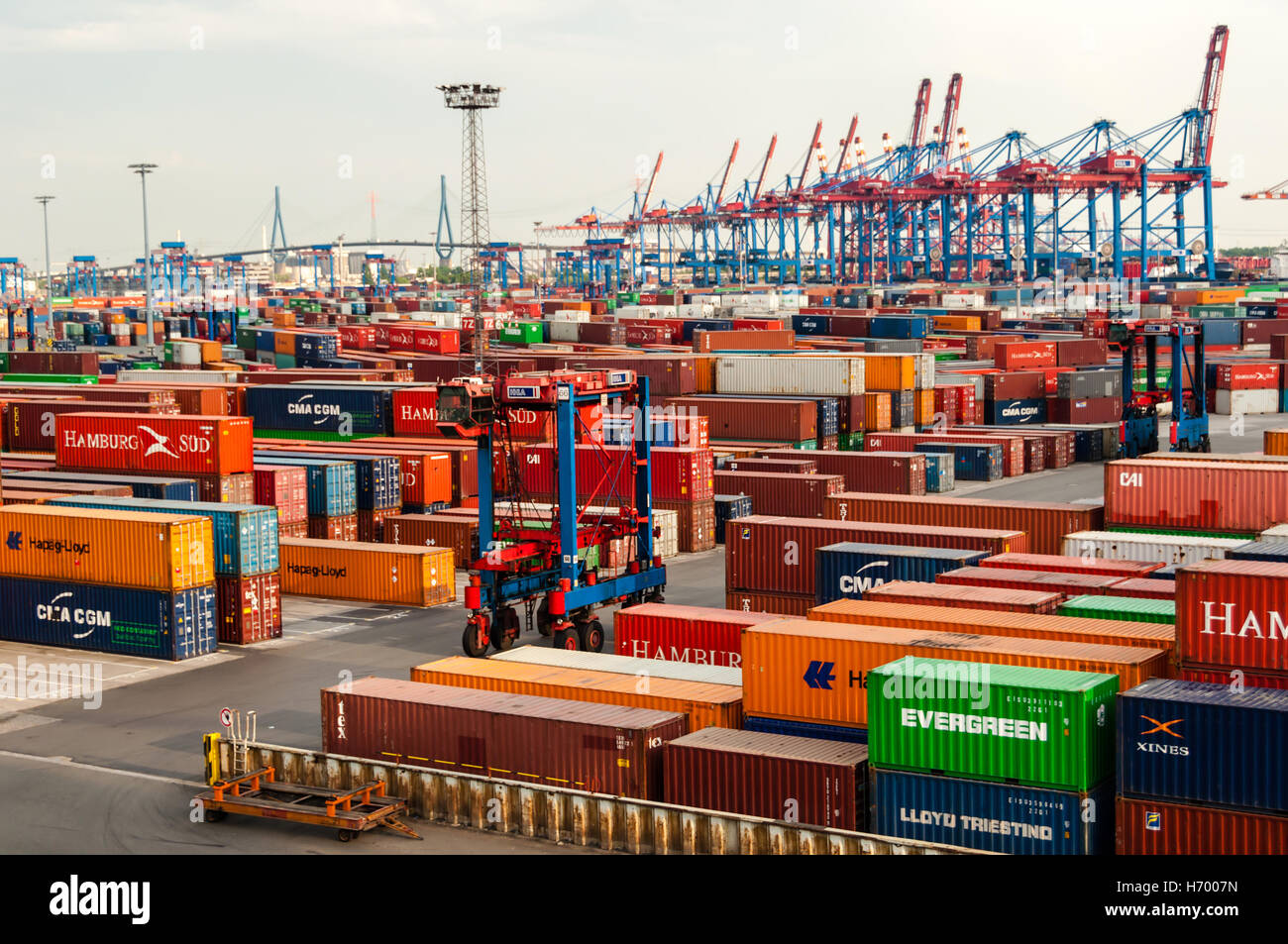 "Straddle Carrier serve contenitori all'Buchardkai terminal per container ad Amburgo Foto Stock