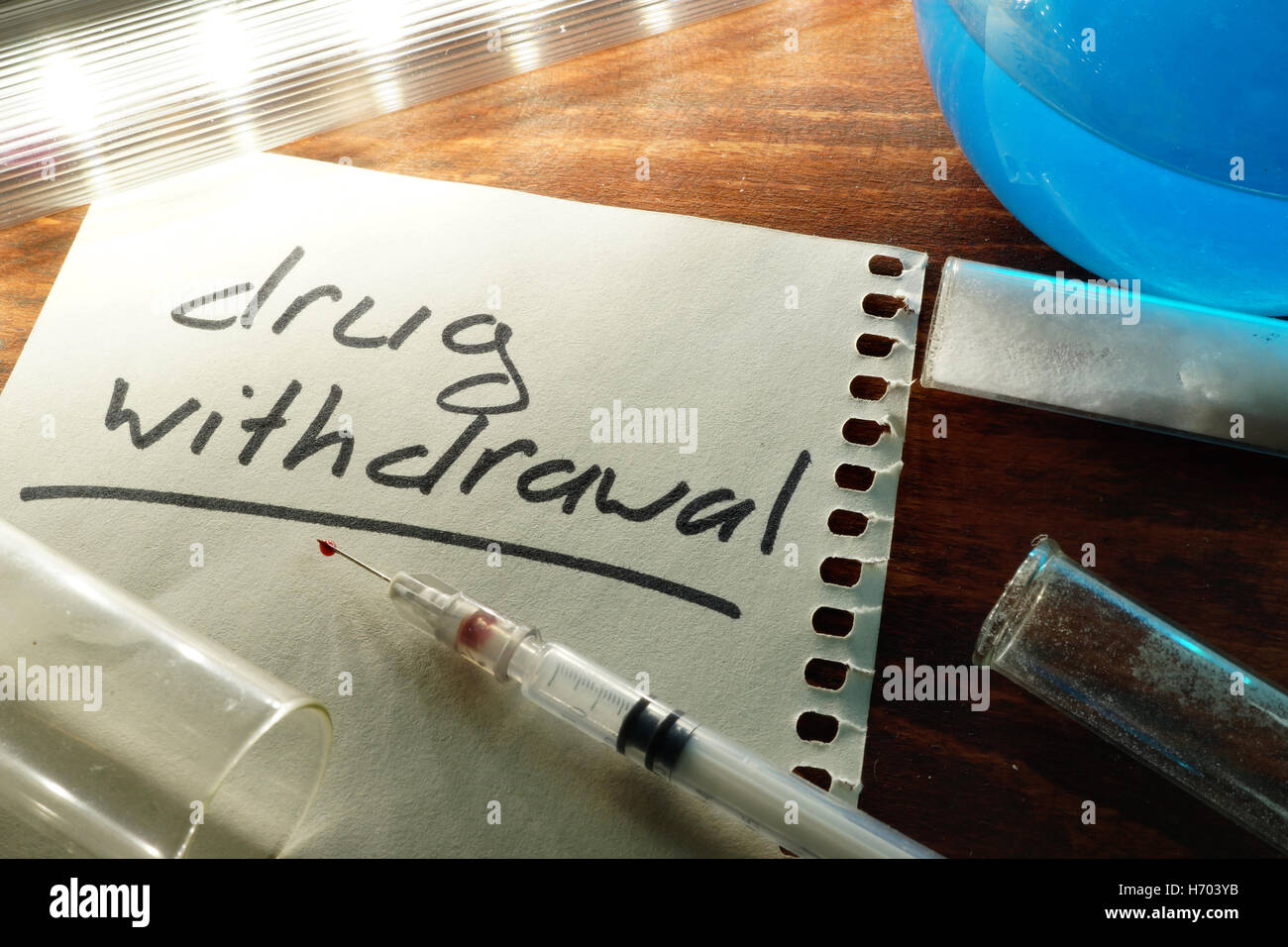 La sospensione del farmaco scritto su un foglio di carta. Concetto di tossicodipendenza. Foto Stock