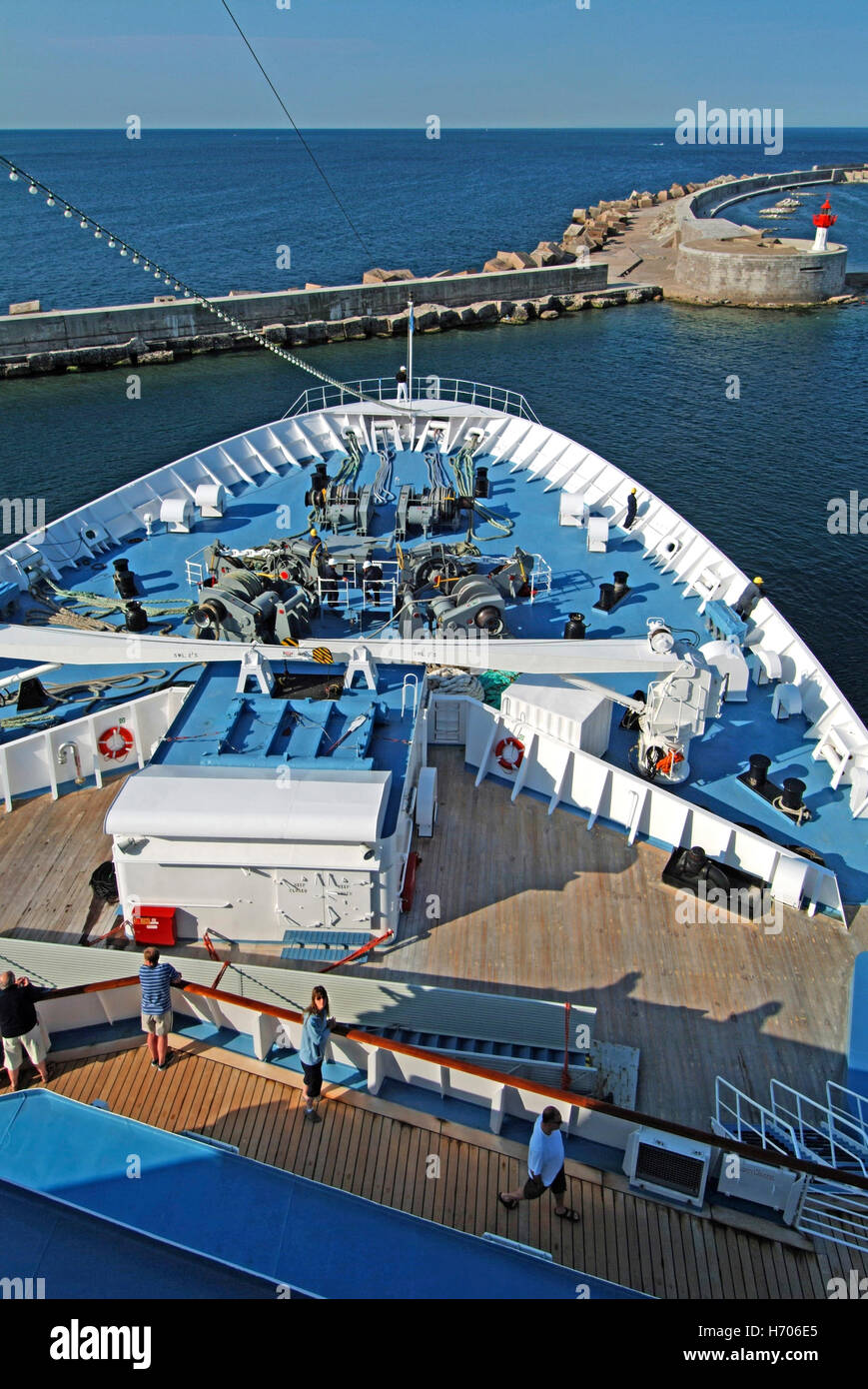 Nave da crociera ocean liner passeggeri sul ponte di prua guarda le manovre di navi che arrivano al molo del porto di Sete Francia equipaggio preparare al dock Foto Stock