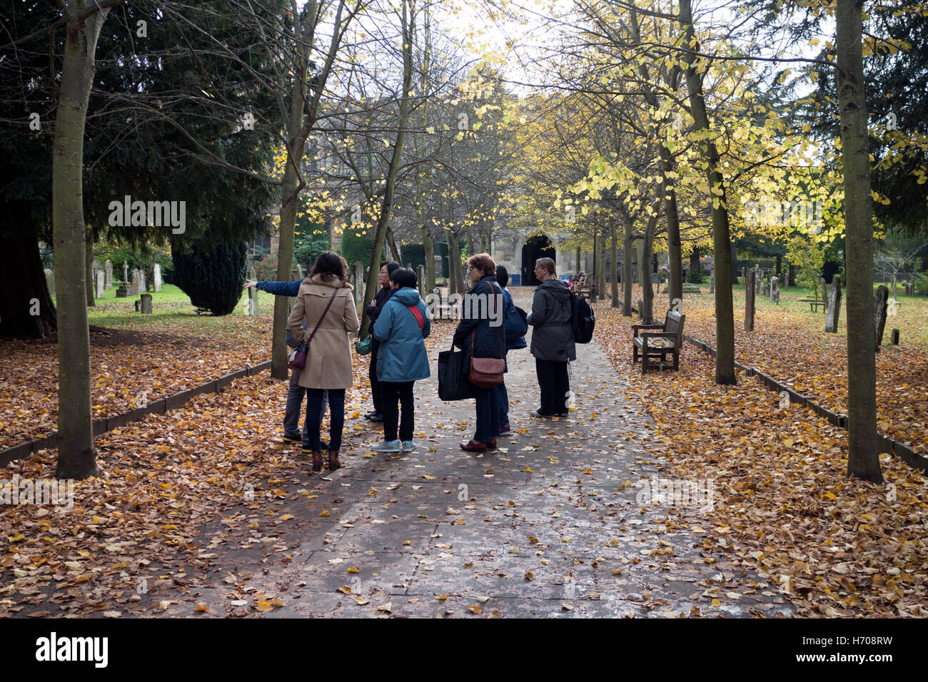 Gruppo turistico su un approccio alla Chiesa della Santa Trinità in autunno, Stratford-upon-Avon, Warwickshire, Inghilterra, Regno Unito Foto Stock