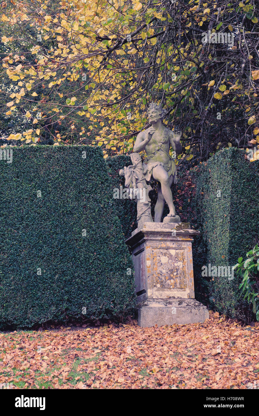 Fauno statua di Venere Vale in autunno a Rousham House e giardini. Oxfordshire, Inghilterra. Vintage filtro applicato Foto Stock
