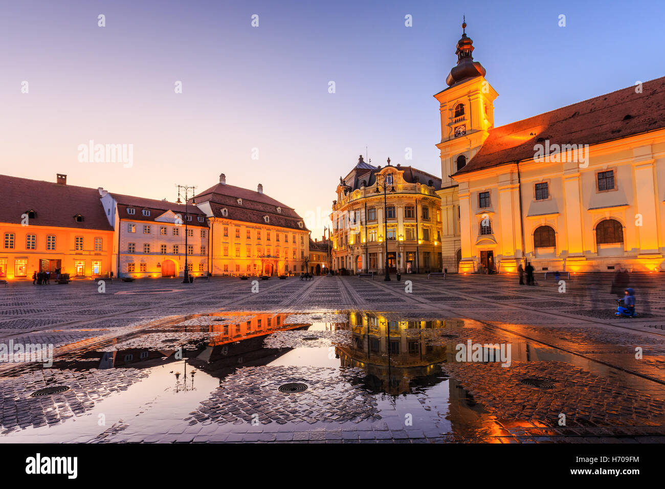 Sibiu, Romania. Grande piazza e municipio. Transilvania città medievale. Foto Stock