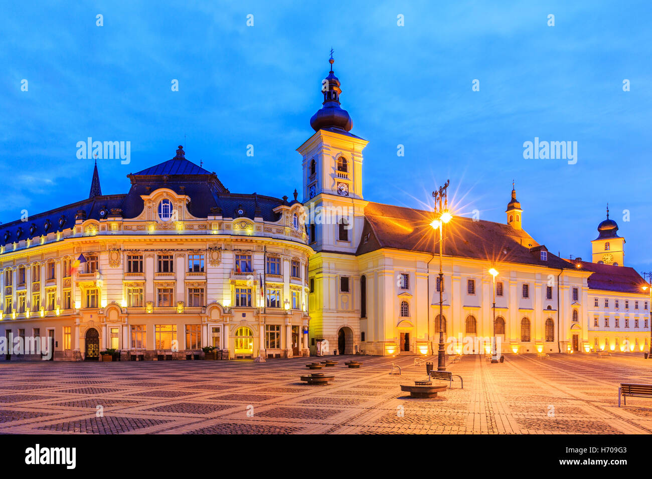 Sibiu, Romania. Grande piazza e municipio. Foto Stock
