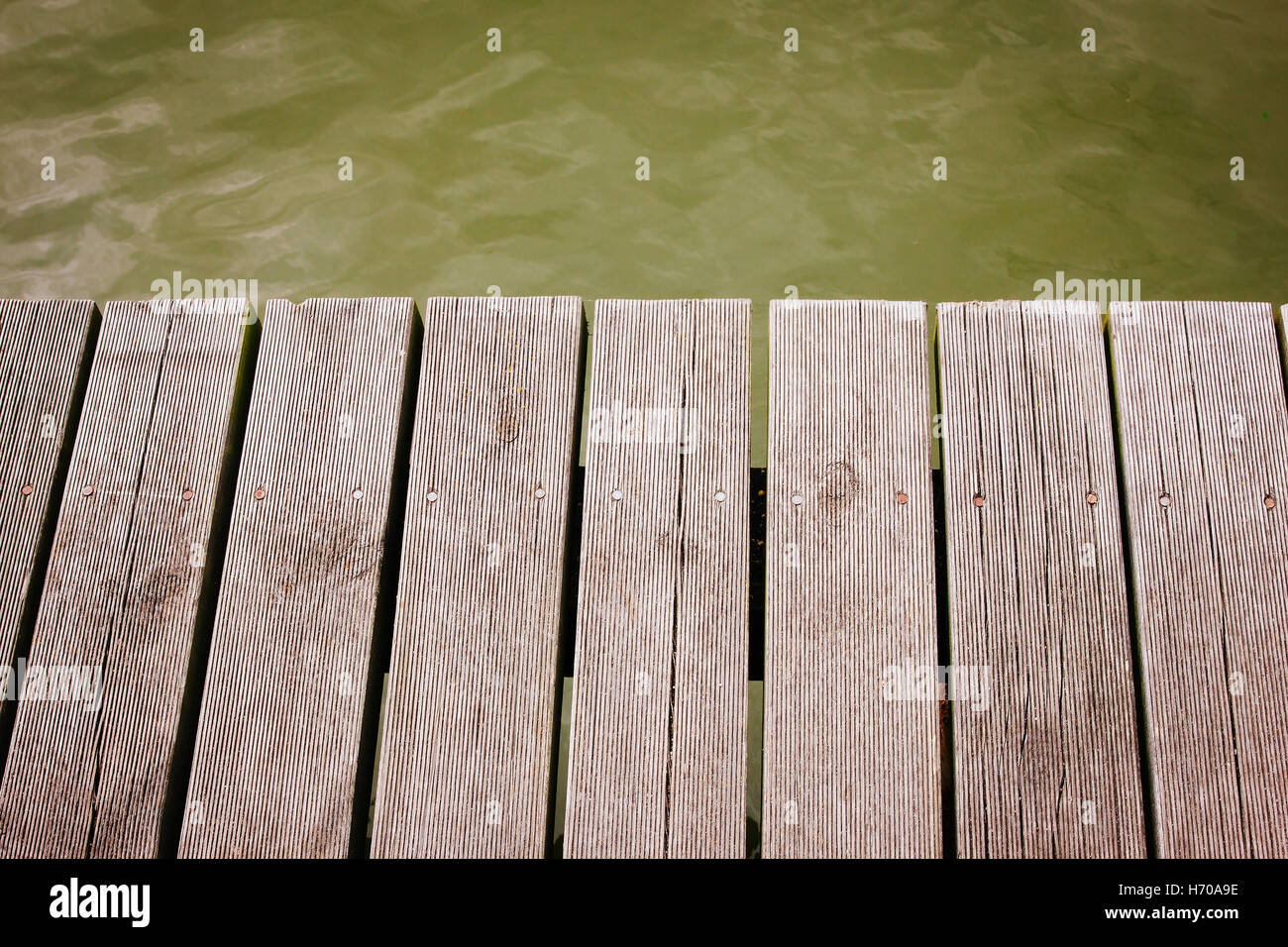 Primo piano su assi di legno di un pontile sopra l'acqua. Foto Stock