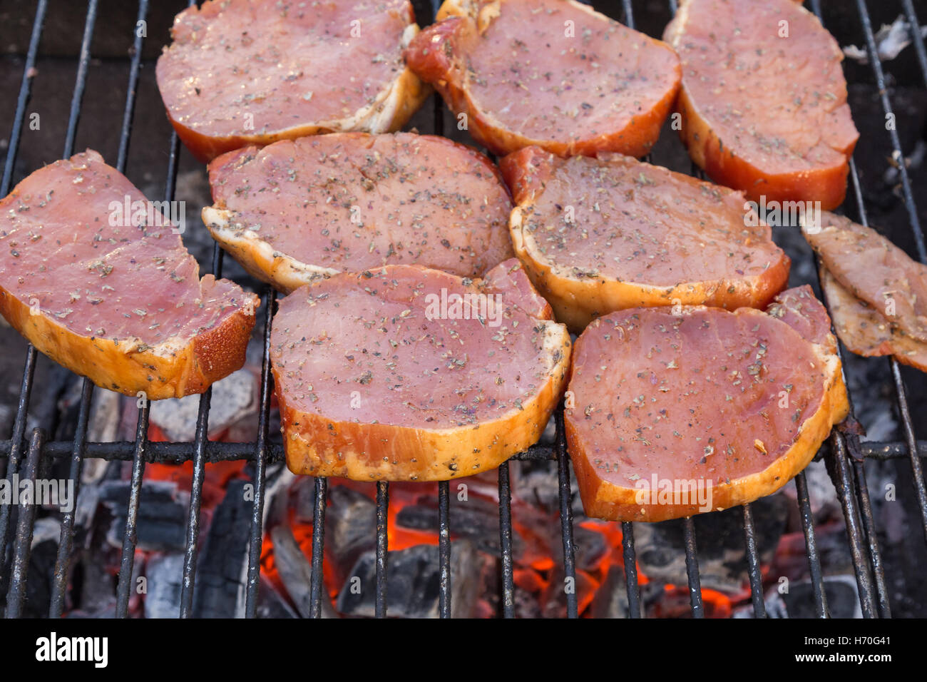 Barbeque costolette di maiale la finitura sul grill Foto Stock
