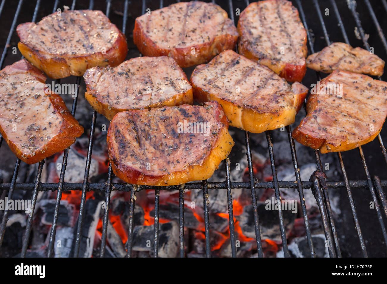Barbeque costolette di maiale la finitura sul grill Foto Stock
