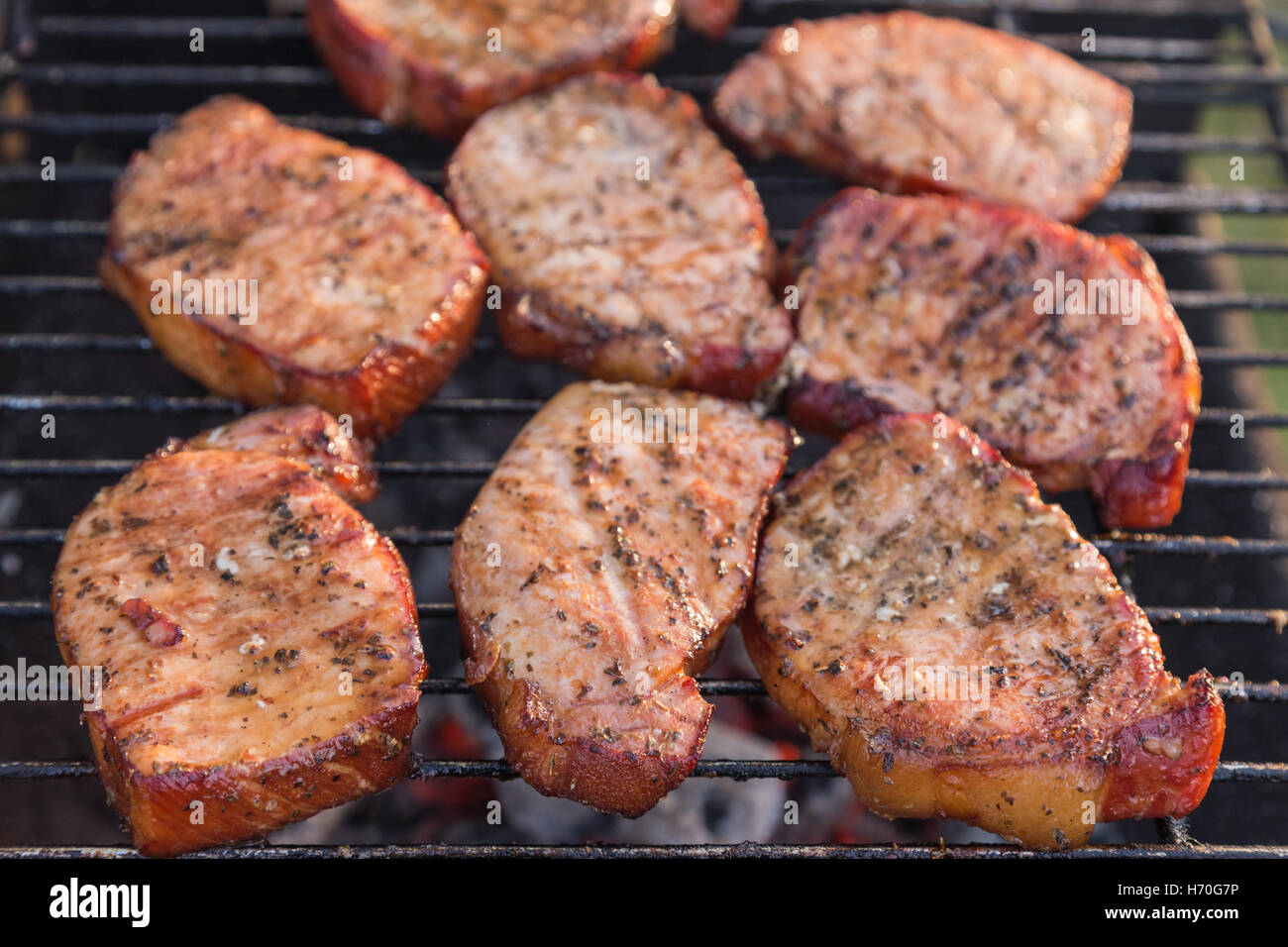 Barbeque costolette di maiale la finitura sul grill Foto Stock