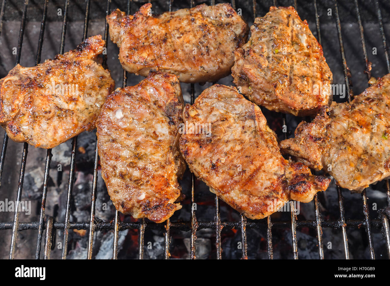 Barbeque costolette di maiale la finitura sul grill Foto Stock