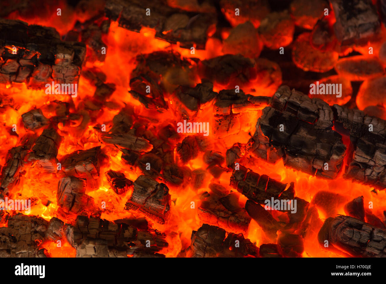 Orange bruciando carbone arde texture in un barbecue forno Foto Stock