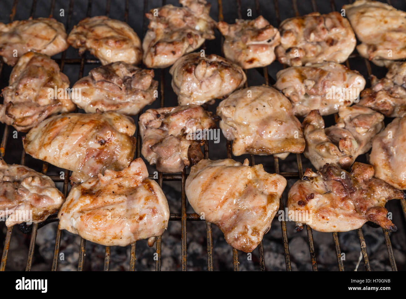 Pollo arrosto tighs sul grill Foto Stock