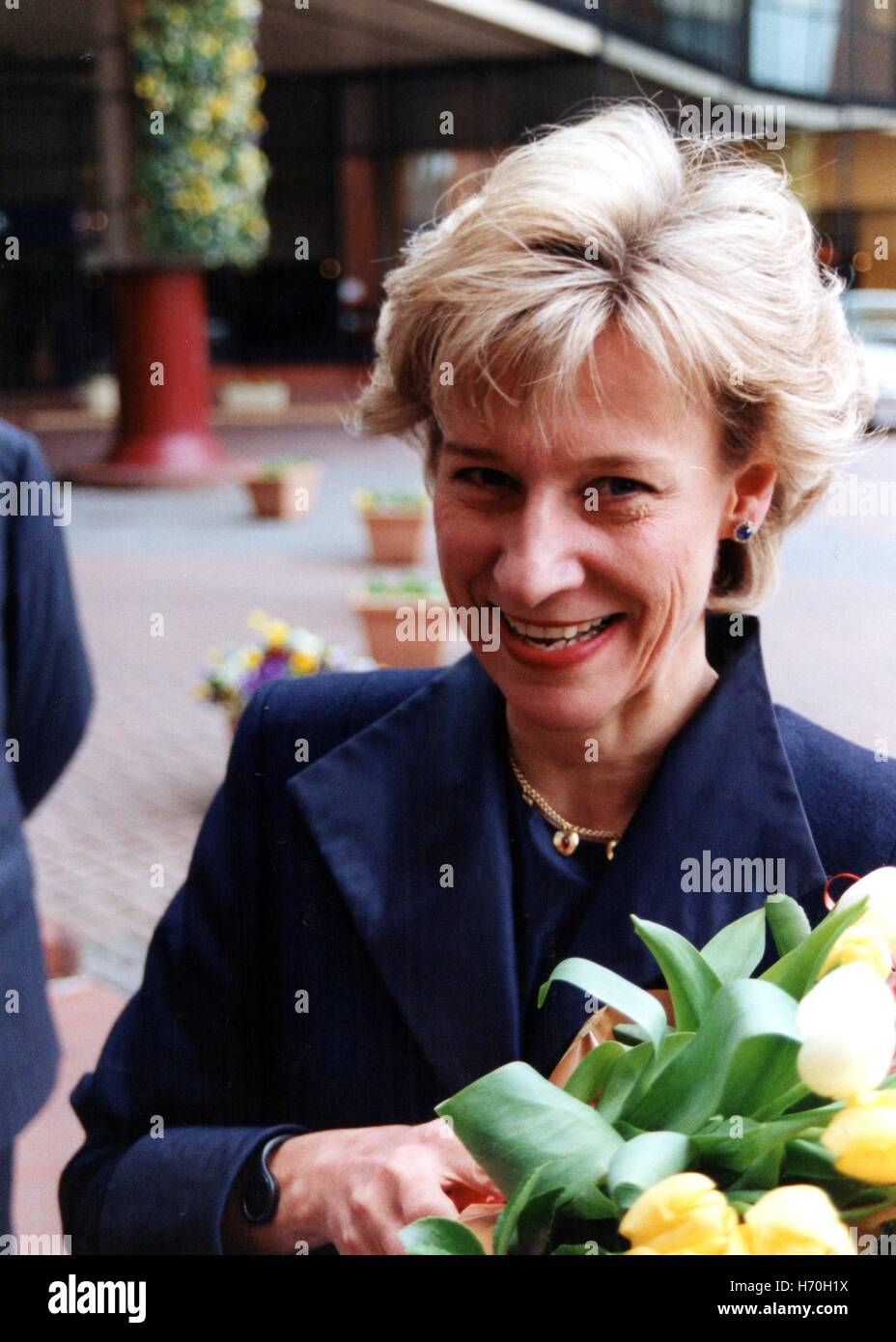 Di SUA ALTEZZA REALE IL PRINCIPE DI GALLES la Duchessa di Gloucester arriva a Harrogate Centro internazionale di conferenze di aprile 1999 Foto Stock