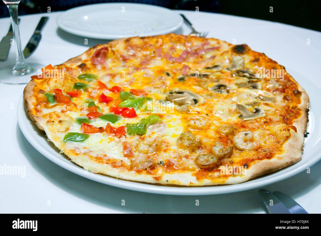 Four seasons pizza in un ristorante. Foto Stock