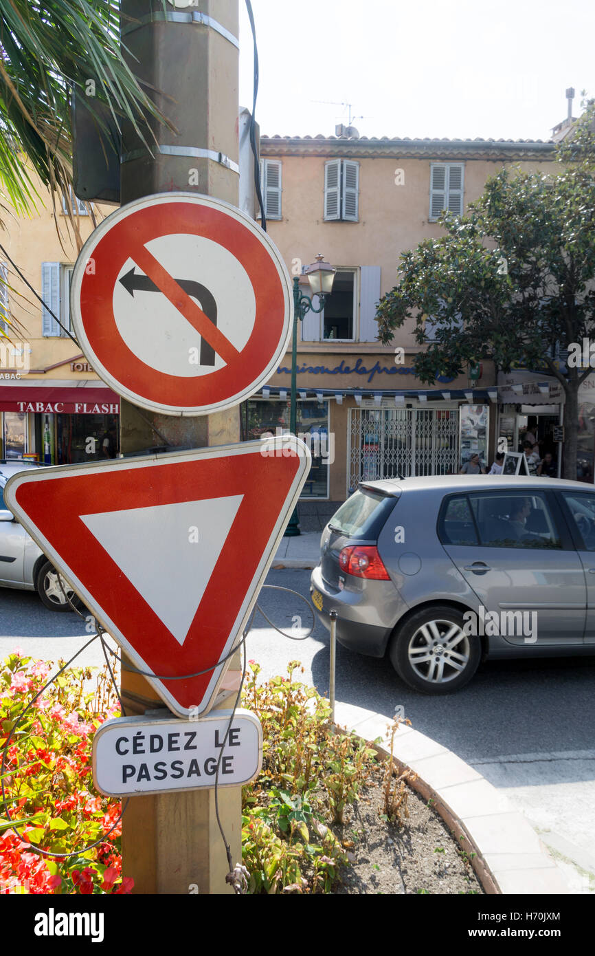 Non svoltare a sinistra con segno dare modo segno in francese Foto Stock