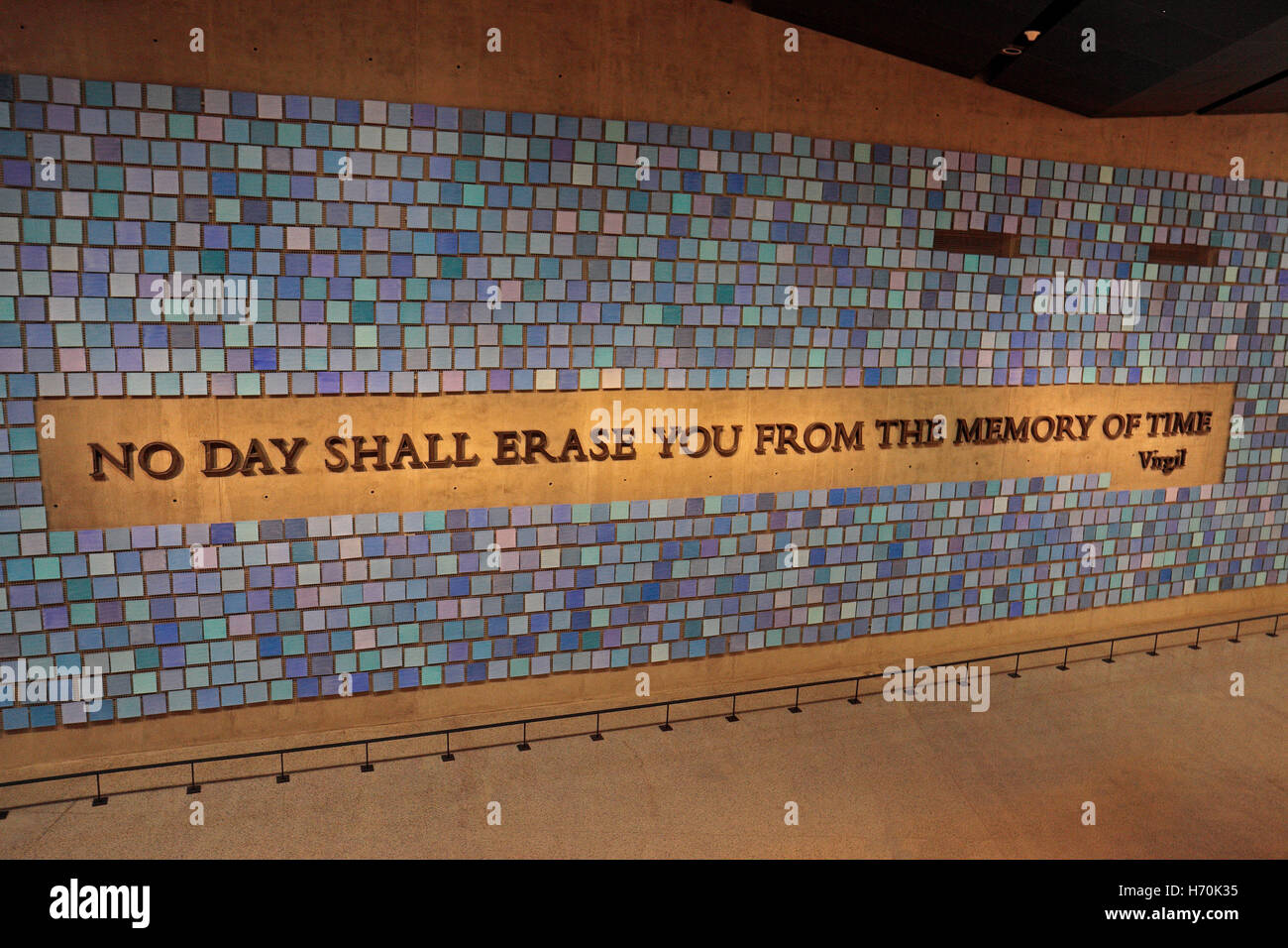 "Cercando di ricordare il colore del cielo su quella mattina di settembre' di Spencer Finch, 9/11 Memorial Museum, Manhattan, New York. Foto Stock