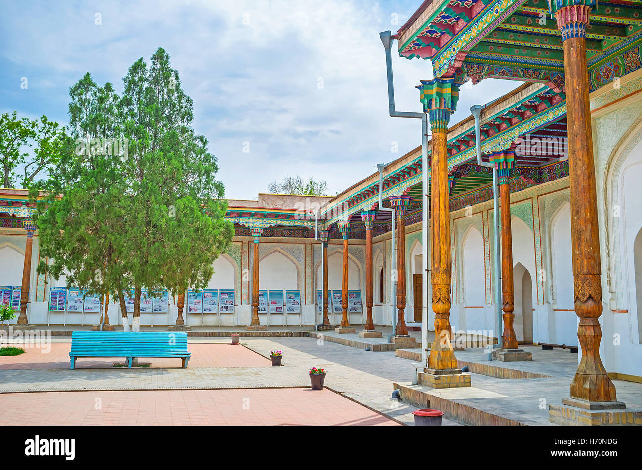 Il cortile principale di Khudayar Khan Palace accoglie i turisti e rappresenta il complesso architettonico del palazzo Foto Stock