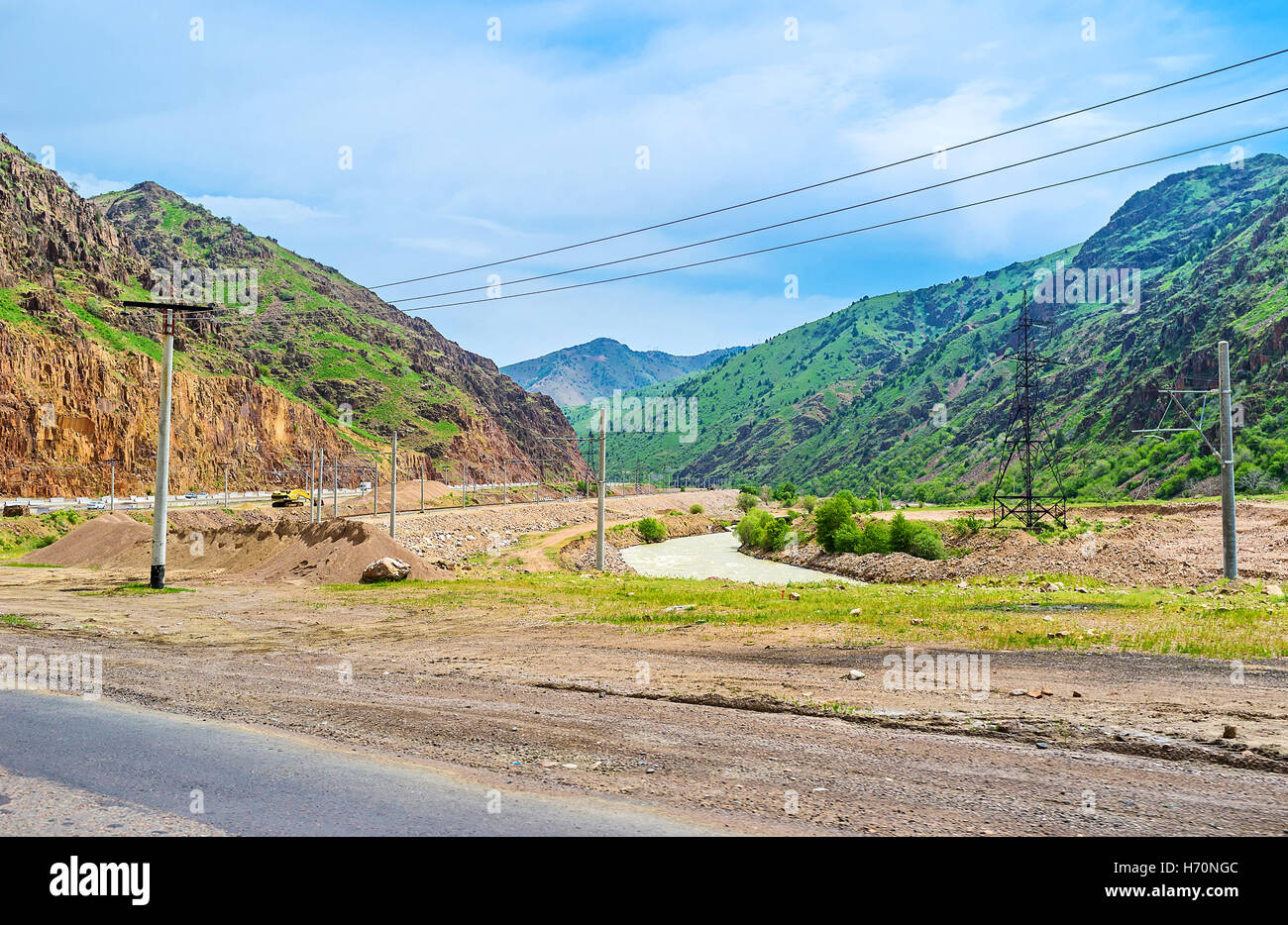 L'autostrada Da Tashkent a valle di Fergana corre tra monti Qurama ed è ricca di paesaggi scenici, Uzbekistan. Foto Stock