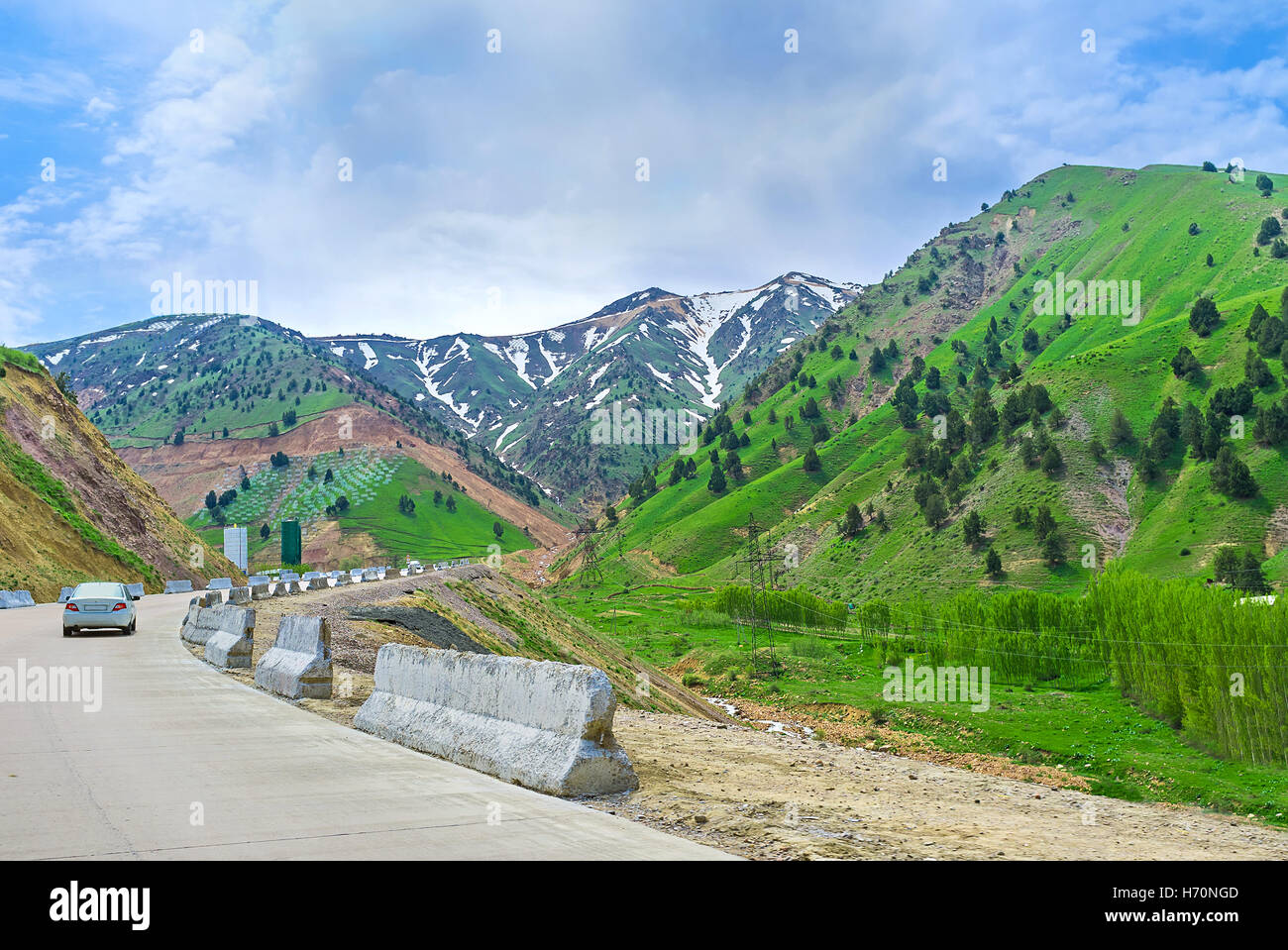La strada conduce alla Kamchik Pass, fornendo un percorso tra Tashkent e Namangan regioni nella valle di Fergana in Uzbekistan Foto Stock