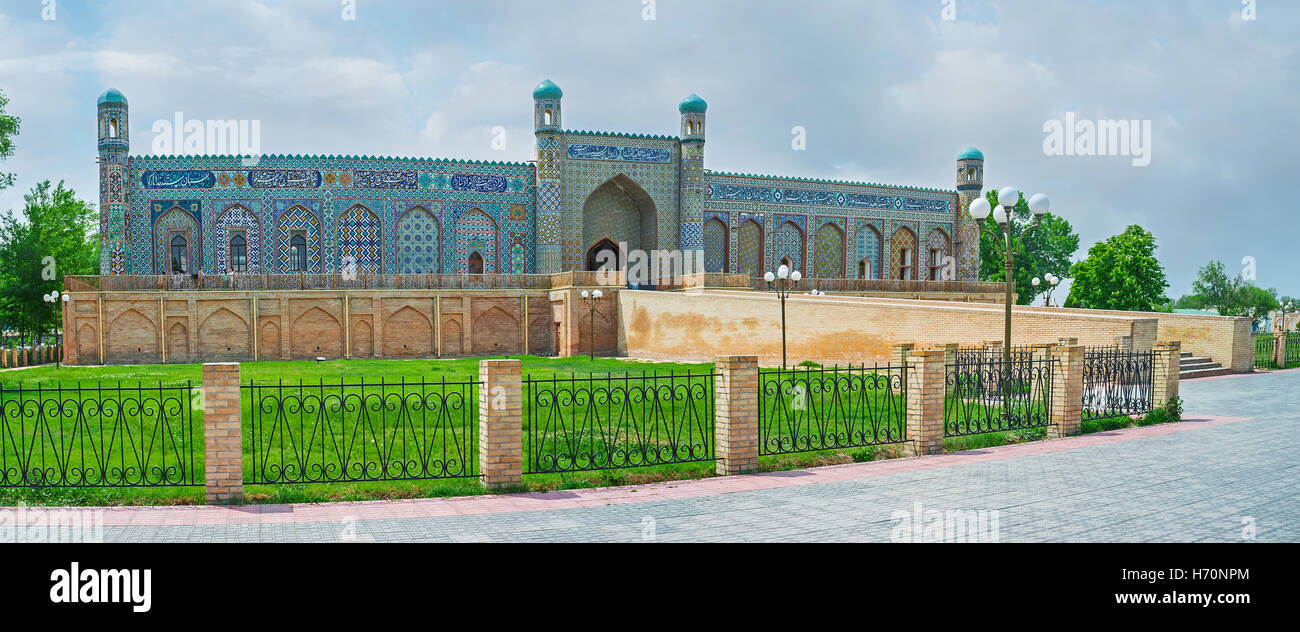 La Scenic facciata del palazzo di Khudayar Khan, che è la perla architettonica di Kokand, Uzbekistan. Foto Stock