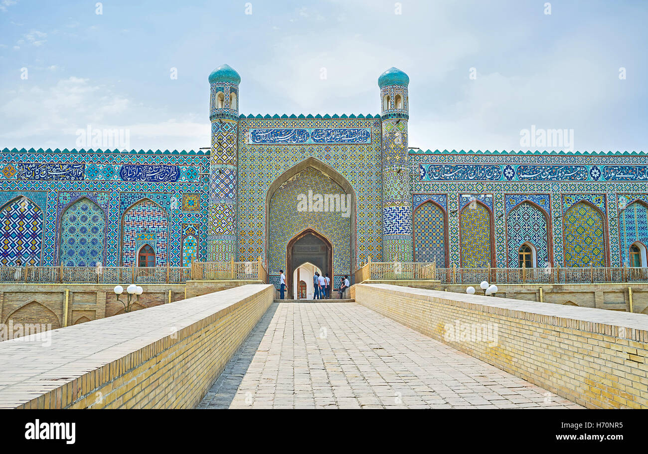 Il portale centrale del palazzo di Khudayar Khan è riccamente decorato con la calligrafia Araba e modelli islamici Foto Stock