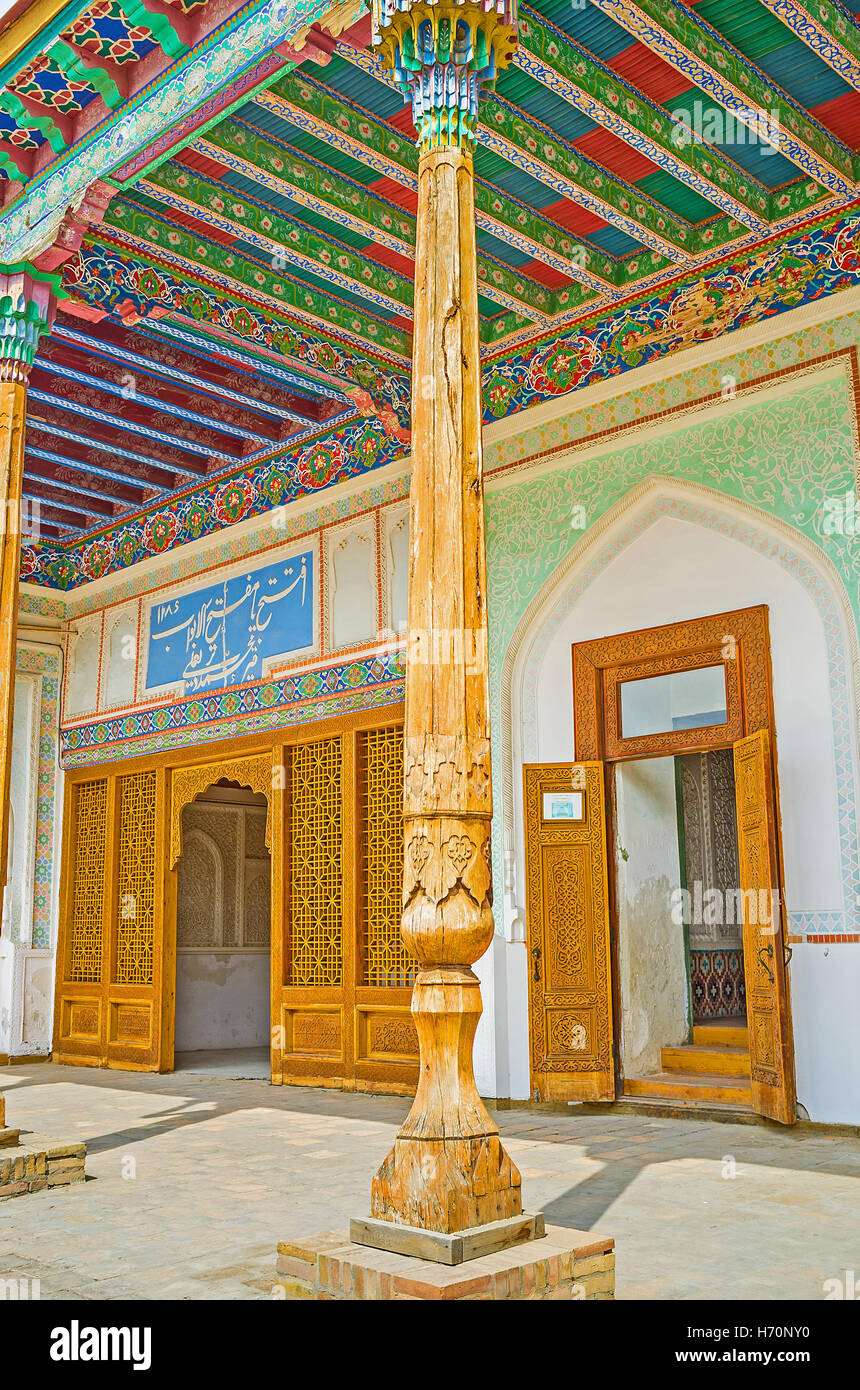 Il legno intagliato porta conduce dal cortile al trono camere di Khudayar Khan Palace Foto Stock